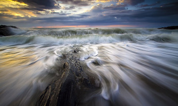 Картинка природа побережье камни прибой волны облака