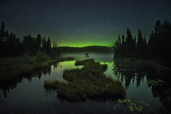 Картинка природа северное+сияние отражение зеркало ночь небо звезды горы северное сияние туман деревья озеро островок