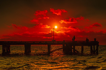 Картинка природа восходы закаты силуэт рыбаки пирс море зарево закат солнце облака небо