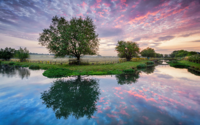 Обои картинки фото природа, реки, озера, река, мост, деревья, поле, утро, рассвет, лето, облака