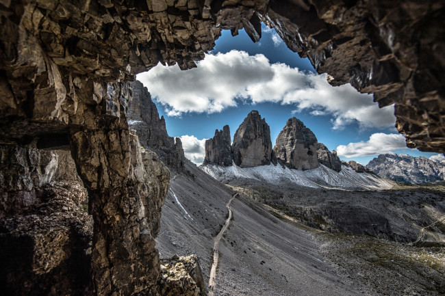 Обои картинки фото природа, горы, италия, облака, склон, дорога, скалы, доломитовые, альпы