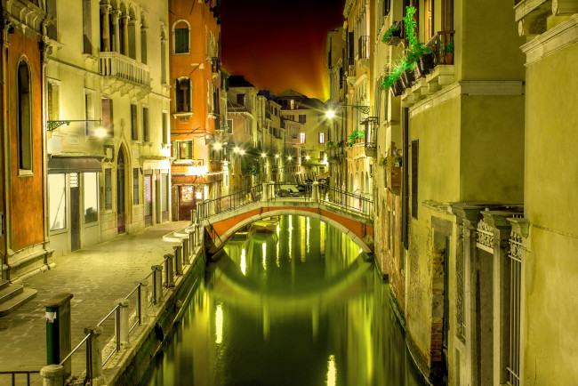 Обои картинки фото города, венеция , италия, огни, мост, канал, ночь