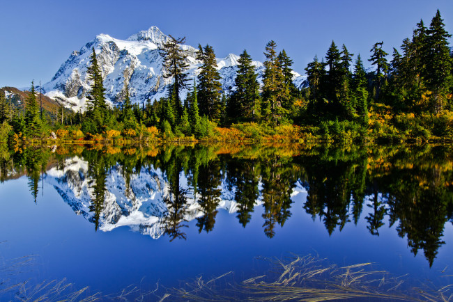 Обои картинки фото природа, реки, озера, снег, горы, небо, деревья, отражение, озеро