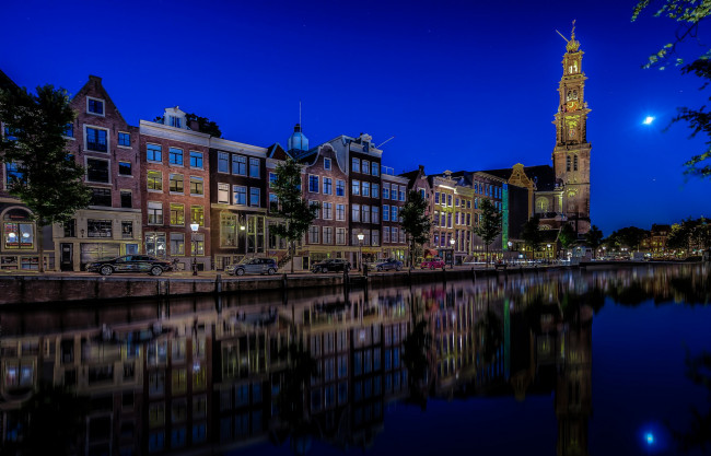 Обои картинки фото города, амстердам , нидерланды, авто, машины, здания, amsterdam, netherlands, westerkerk, prinsengracht, канал, принсенграхт, амстердам, вестеркерк, ночной, город, набережная, отражение, церковь