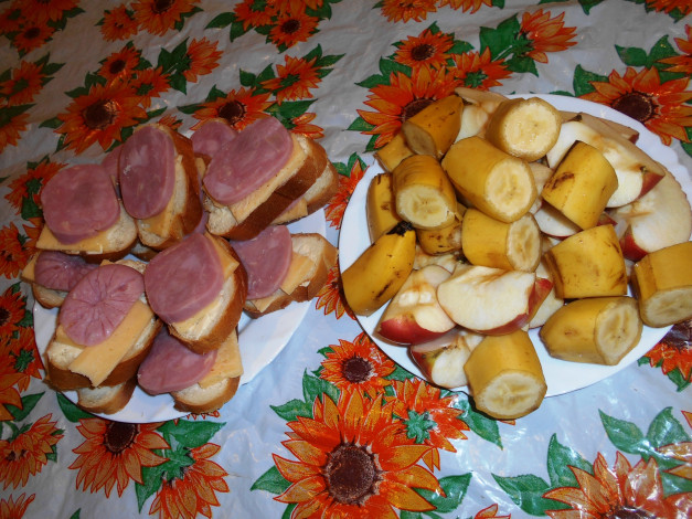 Обои картинки фото еда, бутерброды,  гамбургеры,  канапе, колбаса, хлеб, сыр, бананы, яблоки