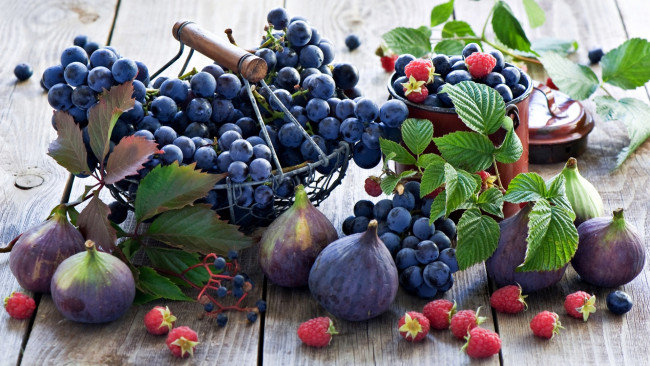 Обои картинки фото еда, фрукты,  ягоды, виноград, инжир, малина, черника