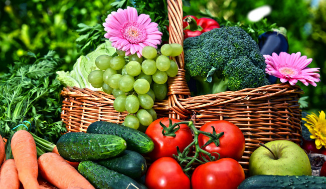 Обои картинки фото еда, фрукты и овощи вместе, виноград, брокколи, огурцы, помидоры, морковь, яблоки, томаты