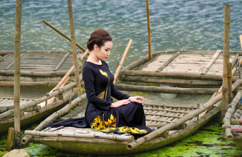 Картинка девушки -+азиатки платье лодка озеро