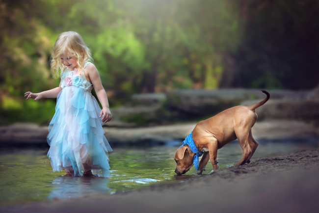 Обои картинки фото разное, дети, девочка, платье, ручей, собака