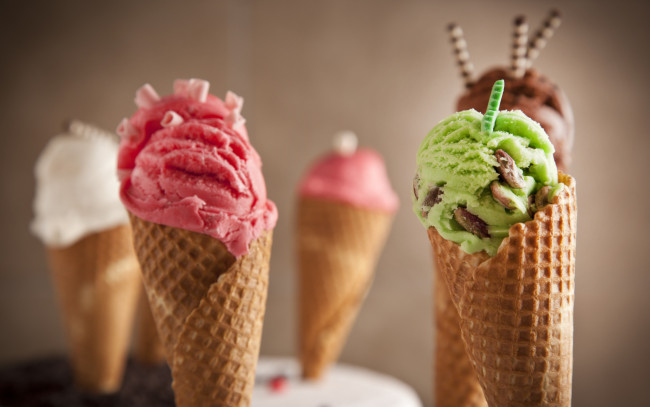 Обои картинки фото еда, мороженое,  десерты, вафельный, рожок, фисташковое, клубничное