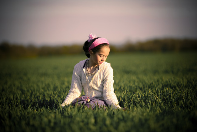 Обои картинки фото разное, дети, девочка, трава, лужайка