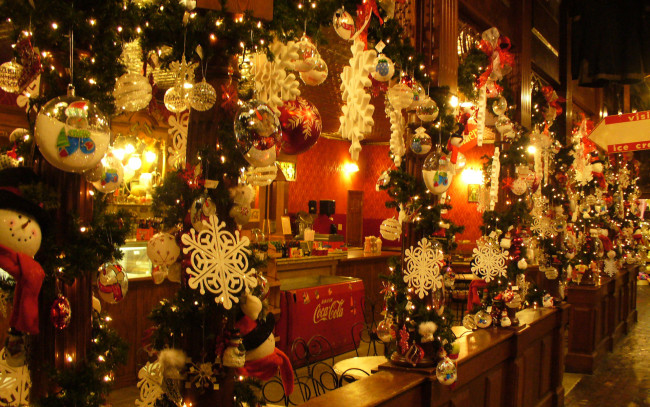 Обои картинки фото праздничные, украшения, гирлянды, стойка, кафе, шарики, снежинки