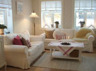 Картинка интерьер гостиная свечи диван стол подушки