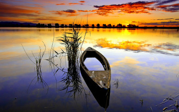 Картинка корабли лодки шлюпки трава закат озеро лодка