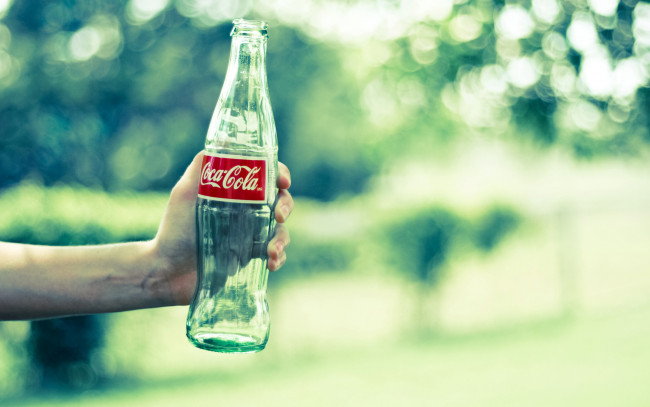 Обои картинки фото пустая, бутылка, бренды, coca, cola, рука, coca-cola