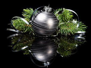 Картинка праздничные шарики серебристый серпантин ветка
