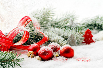 Картинка праздничные шарики ветка лента снег красный