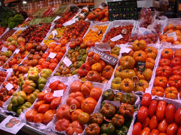 Обои картинки фото еда, помидоры, прилавок, томаты, сорта, ценники