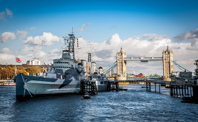 Обои картинки фото hms belfast and tower bridge,  london, корабли, крейсеры,  линкоры,  эсминцы, река, горд, корабль, военный