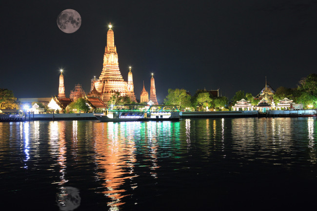 Обои картинки фото bangkok, города, бангкок , таиланд, огни, храм, ночь, луна