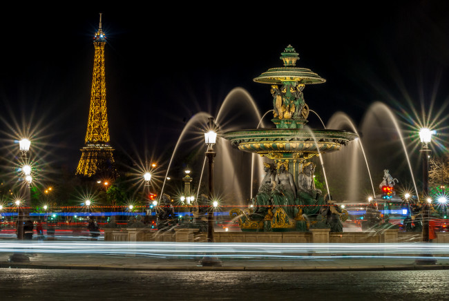 Обои картинки фото fontaine de la place de la concorde,  la tour eiffel en arri&, 232, re plan,  paris, города, париж , франция, ночь, башня, фонтан, площадь