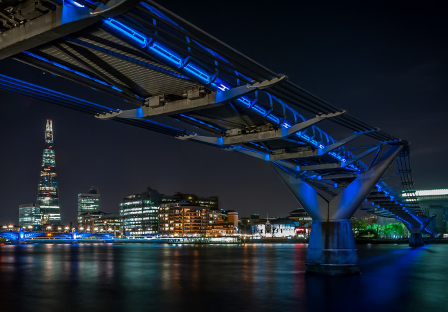 Обои картинки фото millennium bridge,  london, города, лондон , великобритания, огни, мост, река, ночь