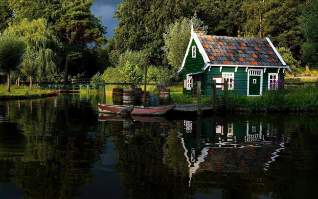 Обои картинки фото разное, сооружения,  постройки, лодка, речка, домик, бочки