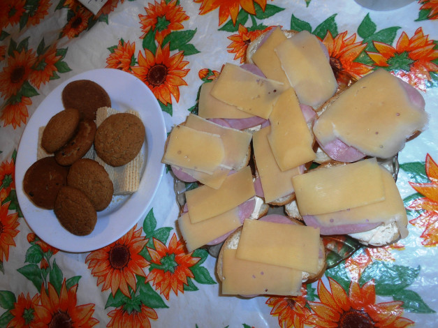 Обои картинки фото еда, бутерброды,  гамбургеры,  канапе, вафли, печенье, сыр, хлеб, колбаса