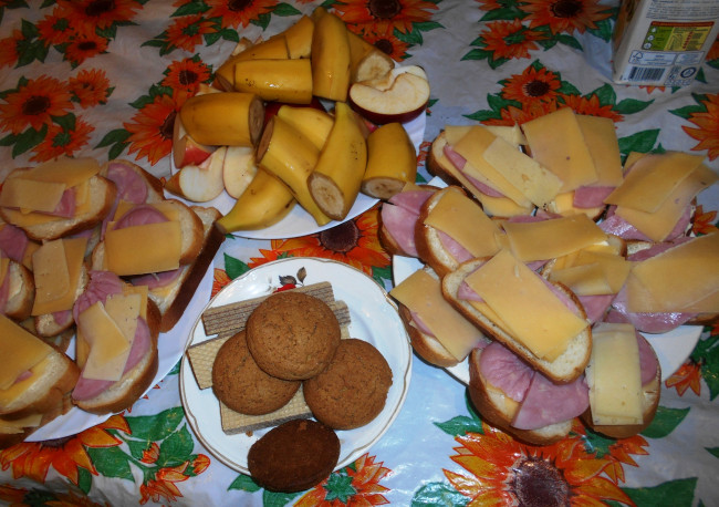 Обои картинки фото еда, бутерброды,  гамбургеры,  канапе, вафли, бананы, печенье, сыр, хлеб, колбаса