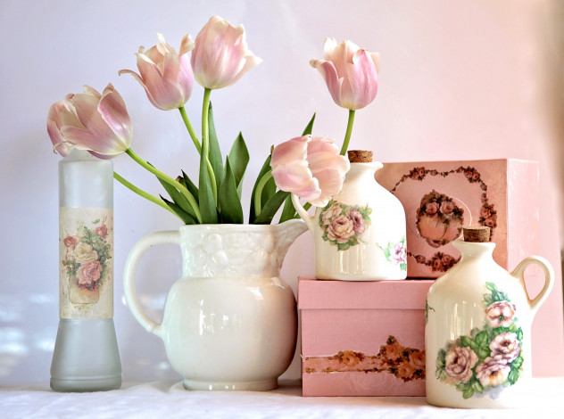 Обои картинки фото цветы, тюльпаны, кувшин, розовый, бутылка