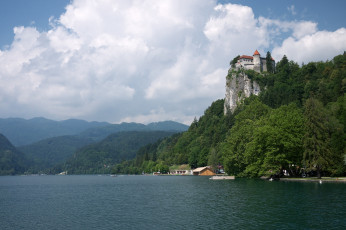 Картинка города блед+ словения круча монастырь озеро