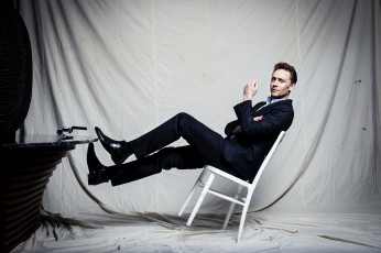 обоя tom hiddleston, мужчины, стул, tom, hiddleston