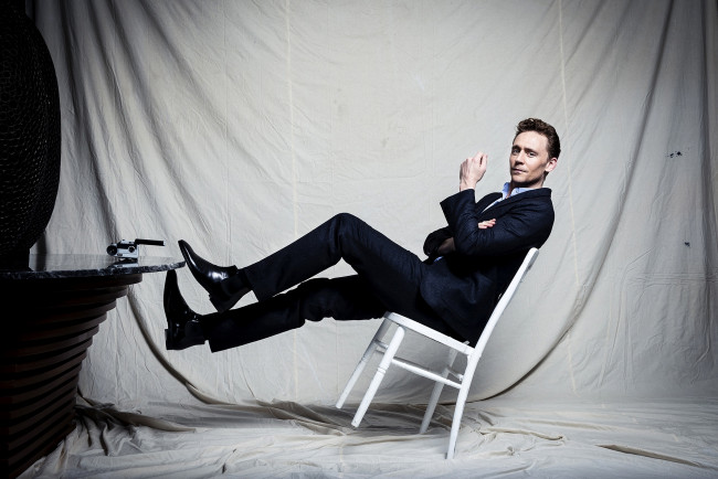Обои картинки фото tom hiddleston, мужчины, стул, tom, hiddleston