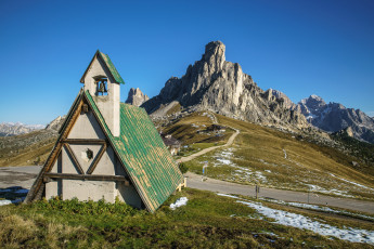 Картинка italy города -+католические+соборы +костелы +аббатства горы церковь поселок дорога