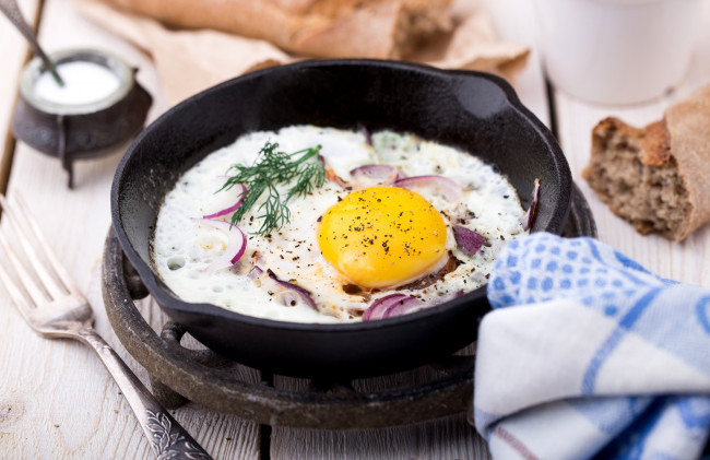 Обои картинки фото еда, Яйца, хлеб, укроп, специи, лук, сковорода, яичница, яйцо