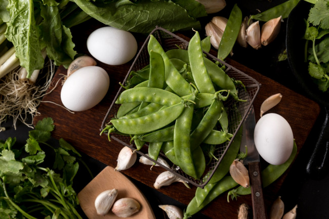 Обои картинки фото еда, разное, зеленый, петрушка, салат, горох, чеснок, яйца