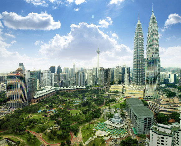 Обои картинки фото города, куала-лумпур , малайзия, небоскребы, дома, malaysia, парк, облака, небо, куала-лумпур, kuala, lumpur, панорама