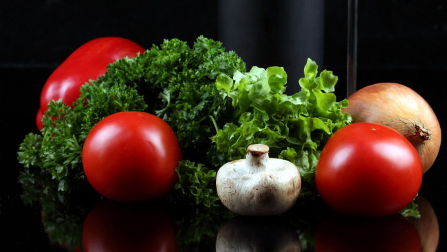 Обои картинки фото еда, овощи, помидоры, лук, перец, петрушка, салат, шампиньон, томаты