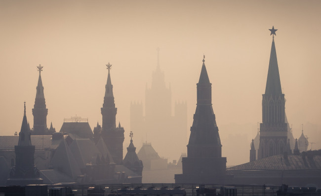 Обои картинки фото города, москва , россия, башни, кремль, силуэты, туман, утро