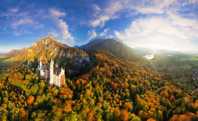 Обои картинки фото города, замок нойшванштайн , германия, горы, замок, облака, лес, осень, деревья