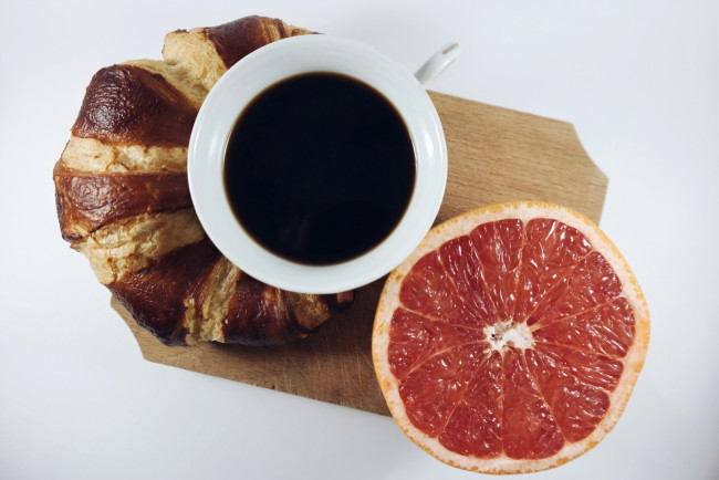 Обои картинки фото еда, кофе,  кофейные зёрна, грейпфрут, круассан