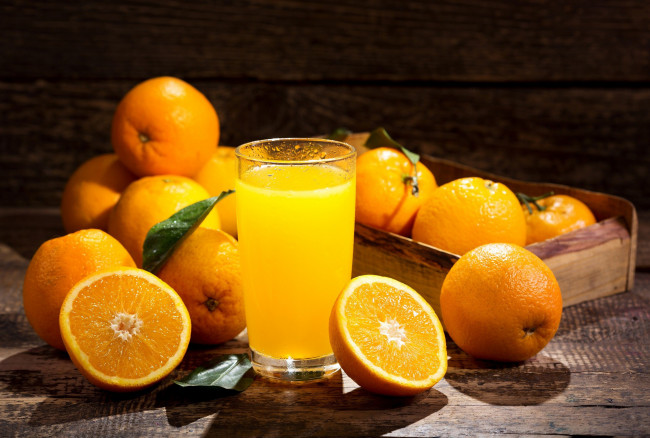 Обои картинки фото еда, напитки,  сок, стакан, ящик, апельсины, апельсиновый, сок