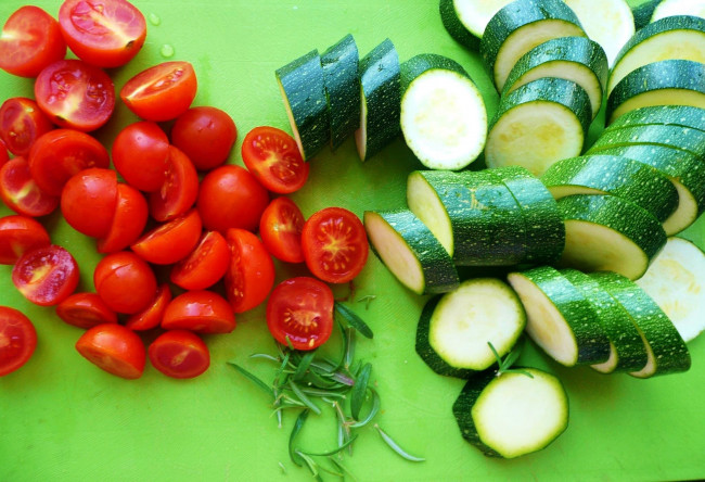 Обои картинки фото еда, овощи, помидоры, томаты, черри, цуккини, кабачок, розмарин