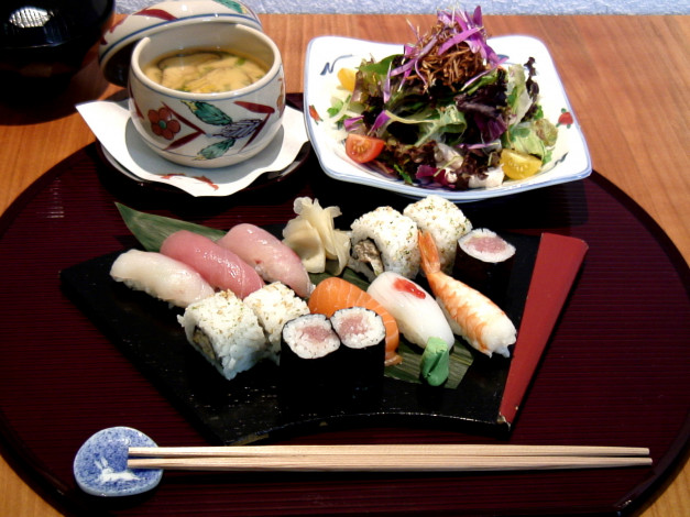 Обои картинки фото еда, рыба,  морепродукты,  суши,  роллы, икра, японская, кухня, суши, роллы, ассорти