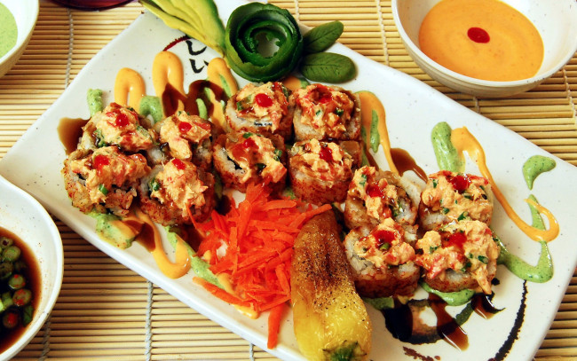 Обои картинки фото еда, рыба,  морепродукты,  суши,  роллы, ассорти, японская, суши, роллы, кухня