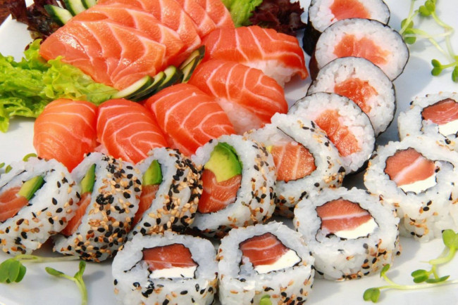 Обои картинки фото еда, рыба,  морепродукты,  суши,  роллы, японская, кухня, суши, ассорти, роллы, икра