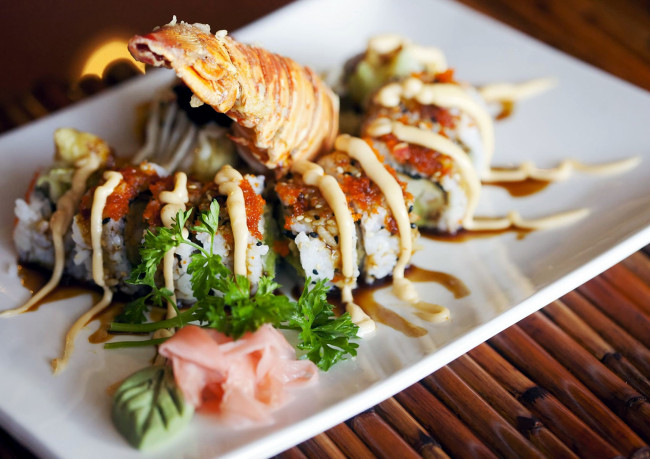 Обои картинки фото еда, рыба,  морепродукты,  суши,  роллы, икра, роллы, суши, японская, кухня, ассорти
