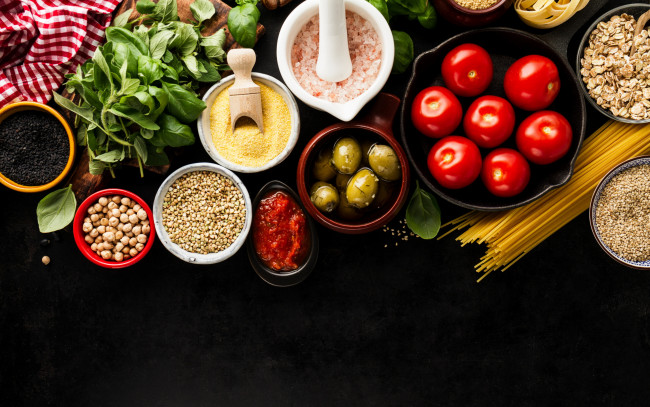 Обои картинки фото еда, разное, нут, томаты, соль, паста, черный, фон, помидоры, оливки, овсянка