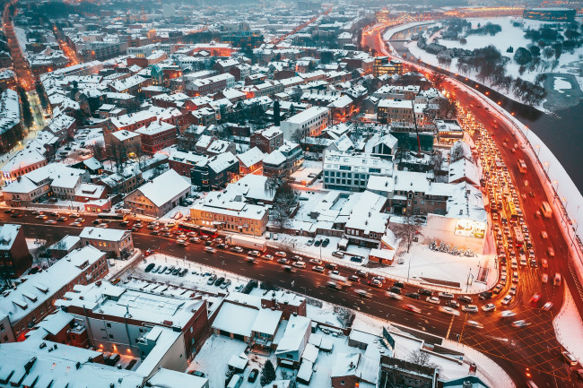 Обои картинки фото города, - панорамы, улица, снег, зима, огни, городской, вид, трафик, длинная, выдержка, литва, каунас