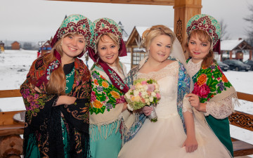 Картинка девушки -unsort+ группа+девушек торжество замужество подруги платок свадебное платье букет цветов невеста наряды
